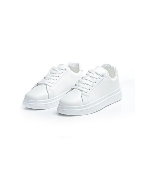 White flat deals tennis shoes