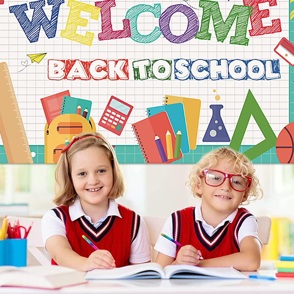 يافطة ترحيب بالعودة للمدرسة بعبارة «Welcome Back to School»